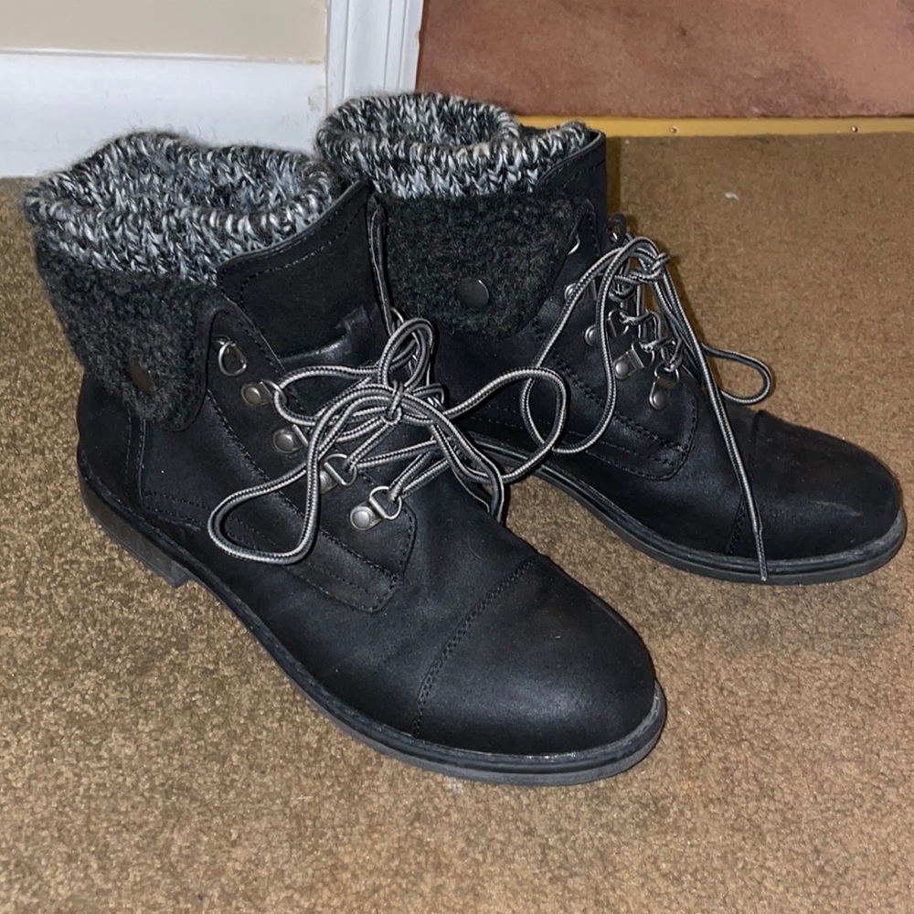 Black boots size 9
